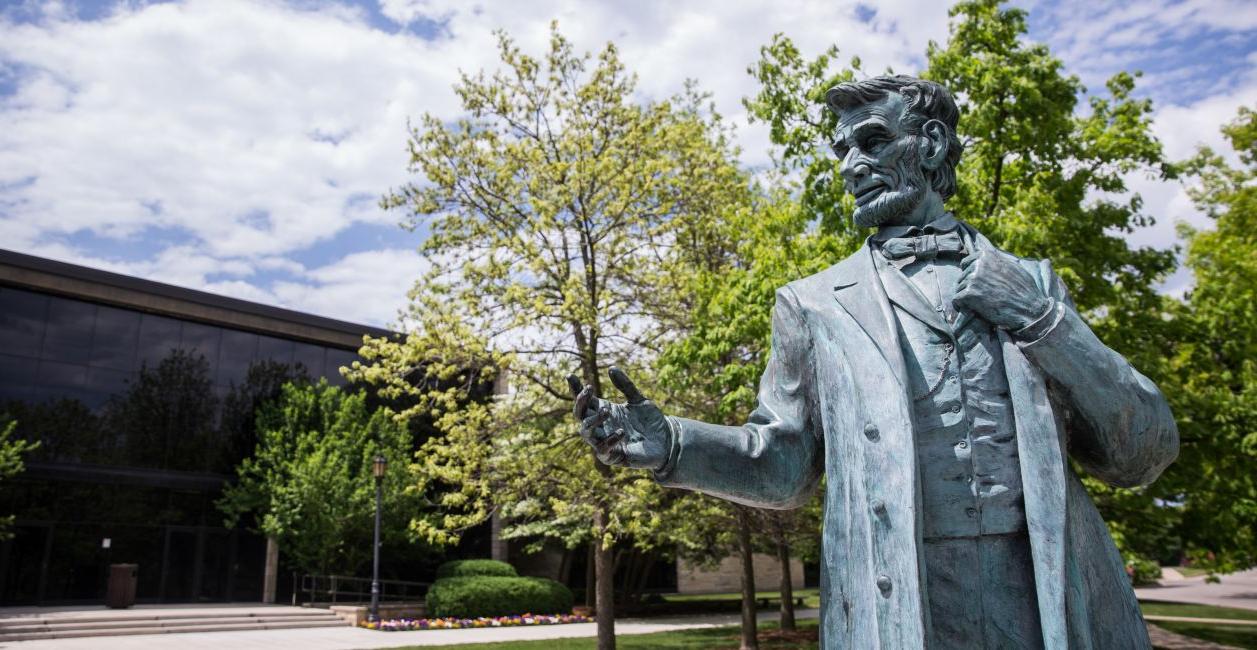 全球十大赌钱排行app学院的亚伯拉罕·林肯雕像?s campus.